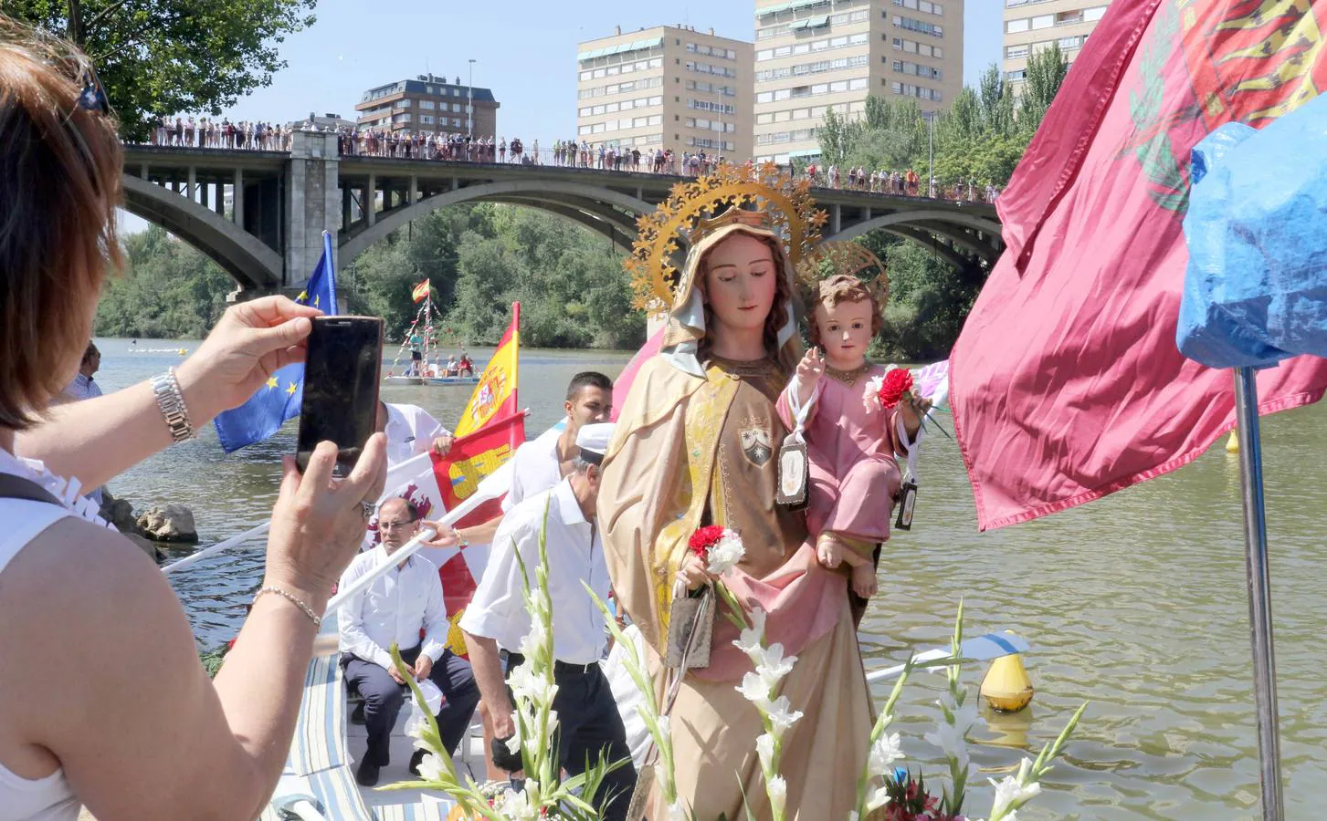 Procesión fluvial de la Virgen del Carmen en Valladolid