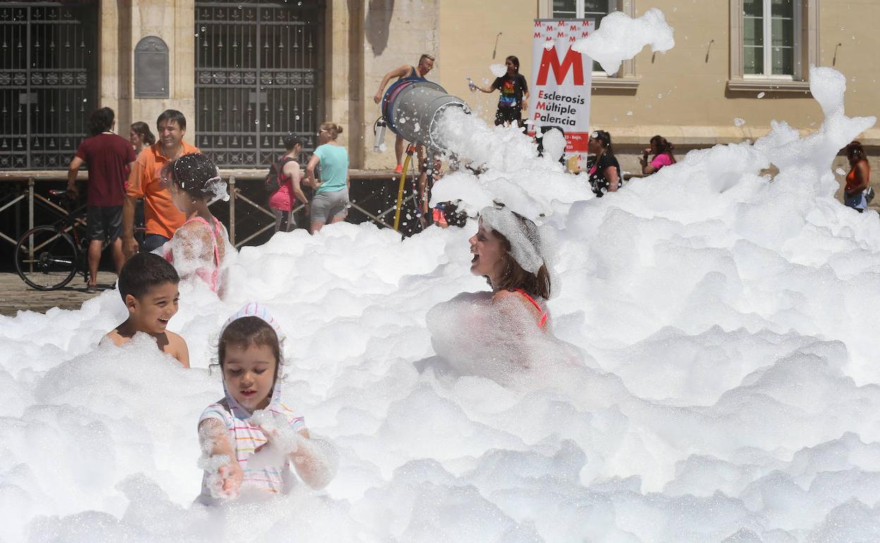 Baño de espuma en la Plaza Mayor.