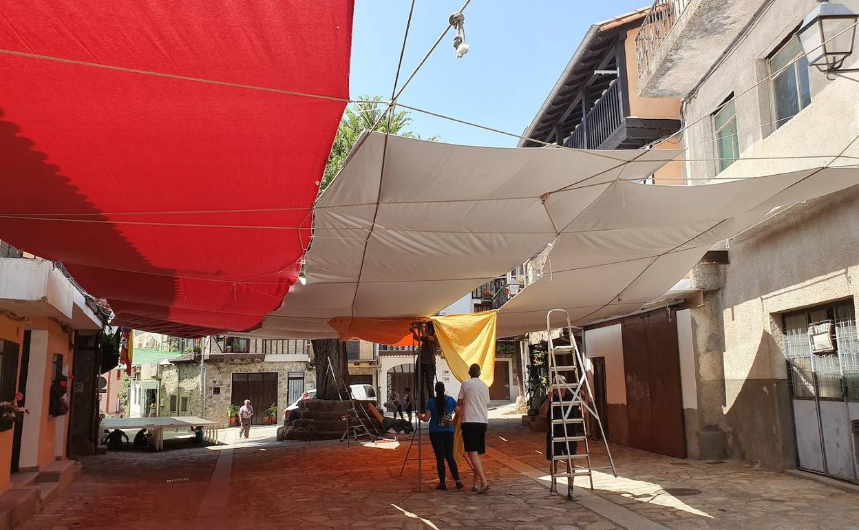 Los vecinos colocaban en la mañana de ayer las telas en la Plaza, donde serán las actividades.