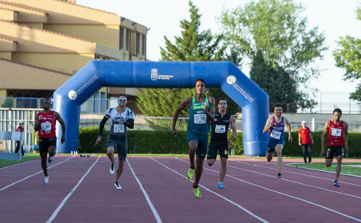 Óscar Husillos, segundo por la izquierda, en la recta de la prueba de los 200 metros lisos.