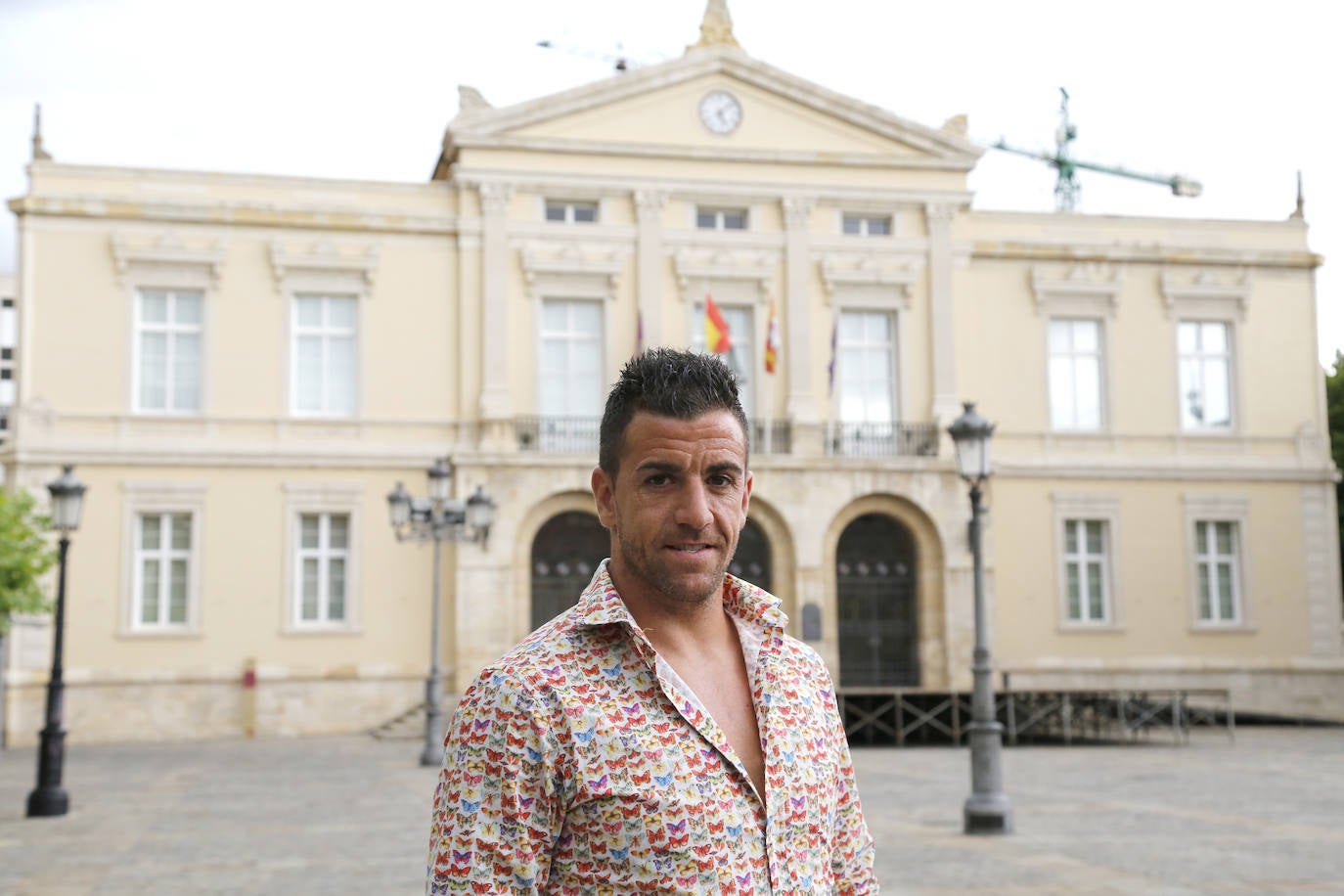 El futbolista palentino David Durántez, en la plaza Mayor de Palencia. 