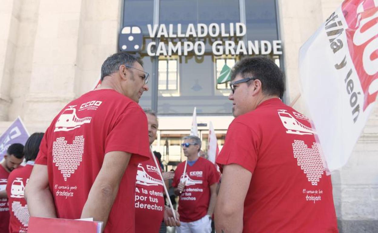 Un momento de la concentración realizada este lunes en Valladolid. 