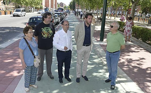 Visita del alcalde y el concejal a la nueva zona del carril bici.