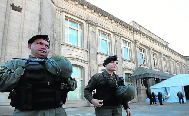 Miembros de las fuerzas de seguridad custodiaban ayer las inmediaciones de las instalaciones donde se celebrará la Cumbre de Presidentes del Mercosur, en Santa Fe (Argentina).