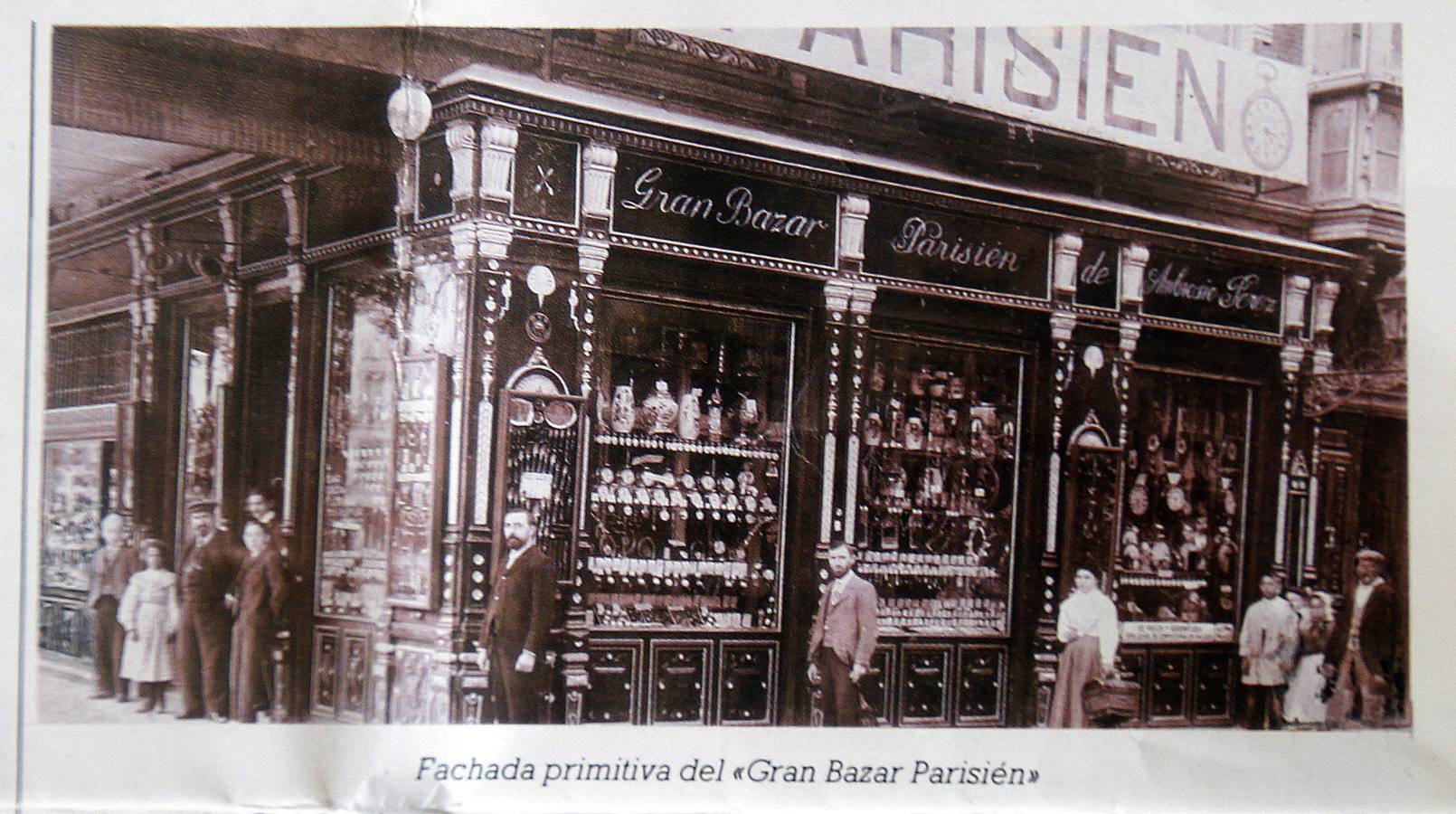 Fachada del Gran Bazar Parisien de Ambrosio Pérez, con su fundador en el centro de la imagen.