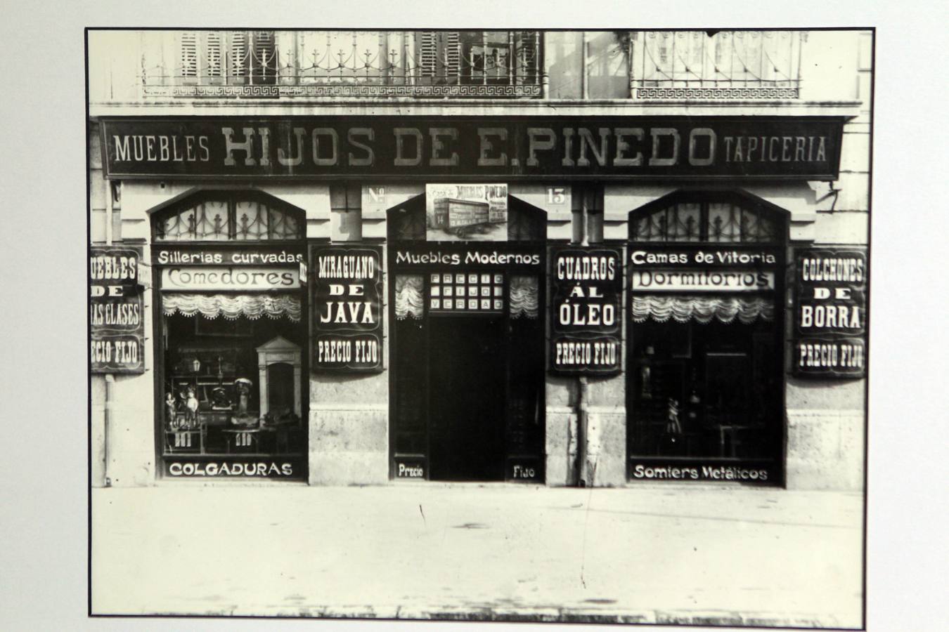 Fachada de la tienda de muebles Pinedo en la Acera de Recoletos hacia 1900.