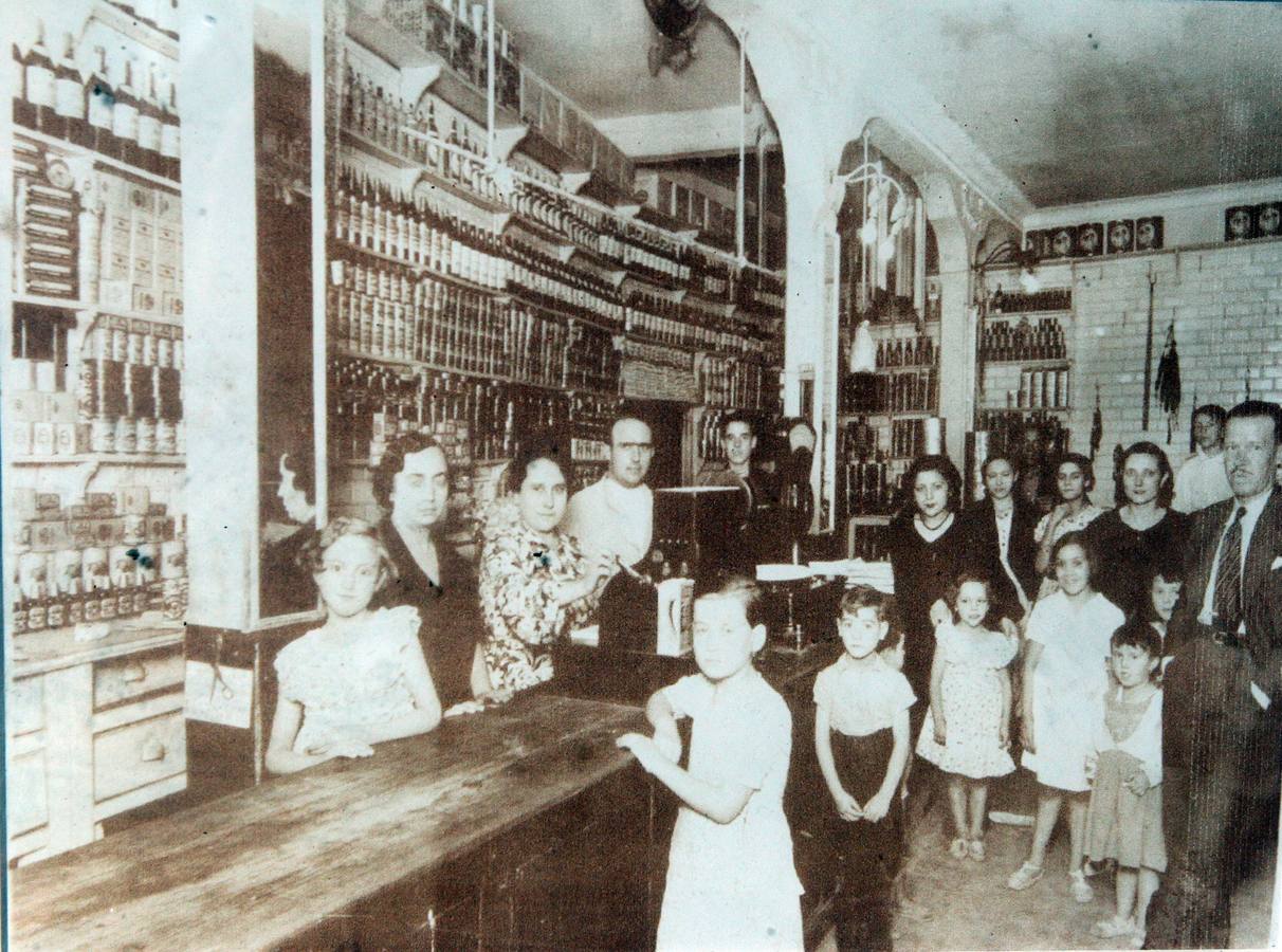 La tienda Alimentación Heras en 1935 en la calle Panaderos.