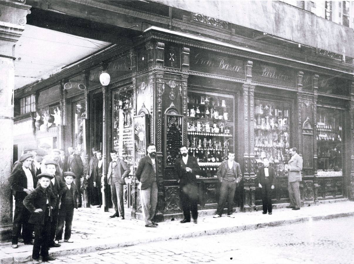 Ambrosio Pérez funda el Gran Bazar Parisié en esta esquina de la Plaza Mayor de Valladolid en 1885.