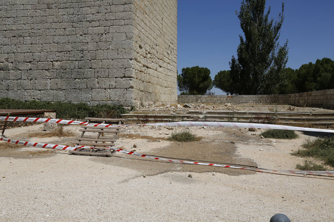 El castillo de Monzón, acotado tras el derrumbe de parte de una de las almenas.