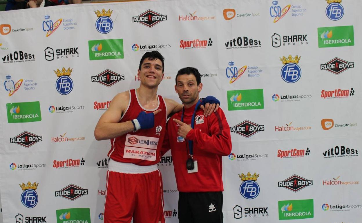 Miguel Cuadrado, boxeador y Vicente Barrul, entrenador de la selección de Castilla y León. 