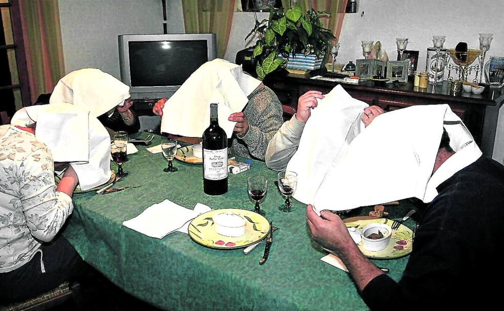 Los comensales se cubren con servilletas al modo tradicional para degustar este plato.