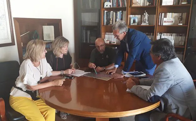 Reunión mantenida entre el delegado territorial de la Junta de Castilla y León en Ávila, José Francisco Hernández Herrero; la jefa de Servicio Territorial de Medio Ambiente, Rosa San Segundo; y el jefe de jornada sobre la evolución y las últimas actuaciones en el incendio de Sotillo de la Adrada. 