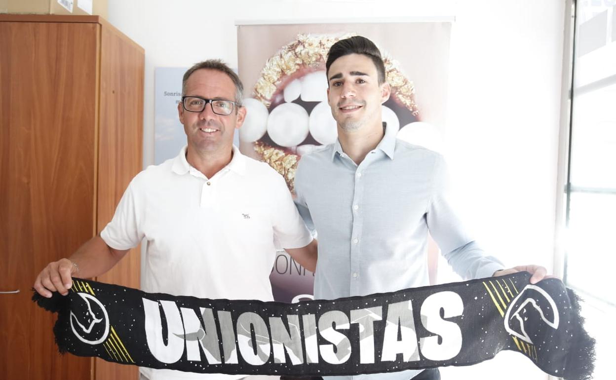Gorka Etxeberria posa con Zubiri, nuevo jugador de Unionistas. 