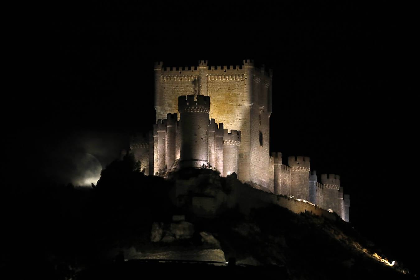 Secuencia de fotos del eclipse de luna que se ha producido la noche del martes, entre las 22:30 y las 22:50 horas. El fenómeno se ha podido ver sobre el Castillo de Peñafiel a intervalos debido a las nubes