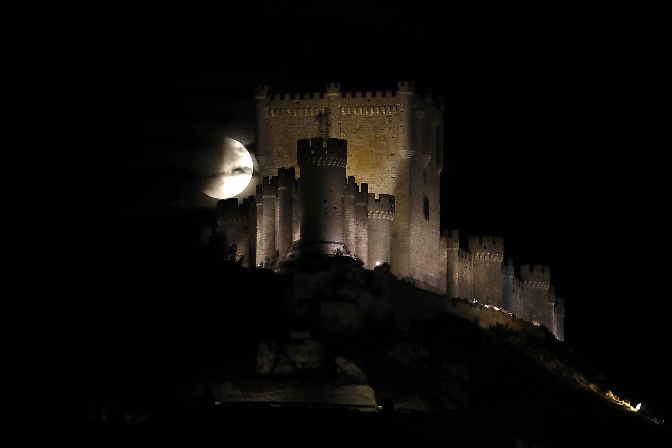 Secuencia de fotos del eclipse de luna que se ha producido la noche del martes, entre las 22:30 y las 22:50 horas. El fenómeno se ha podido ver sobre el Castillo de Peñafiel a intervalos debido a las nubes