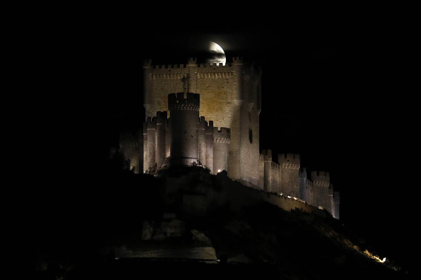 Secuencia de fotos del eclipse de luna que se ha producido la noche del martes, entre las 22:30 y las 22:50 horas. El fenómeno se ha podido ver sobre el Castillo de Peñafiel a intervalos debido a las nubes