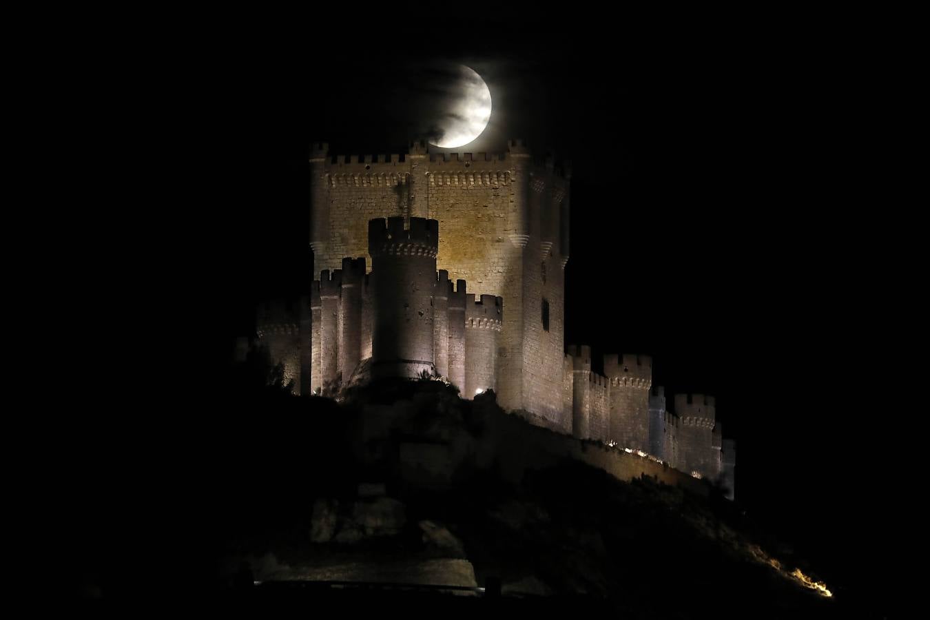 Secuencia de fotos del eclipse de luna que se ha producido la noche del martes, entre las 22:30 y las 22:50 horas. El fenómeno se ha podido ver sobre el Castillo de Peñafiel a intervalos debido a las nubes
