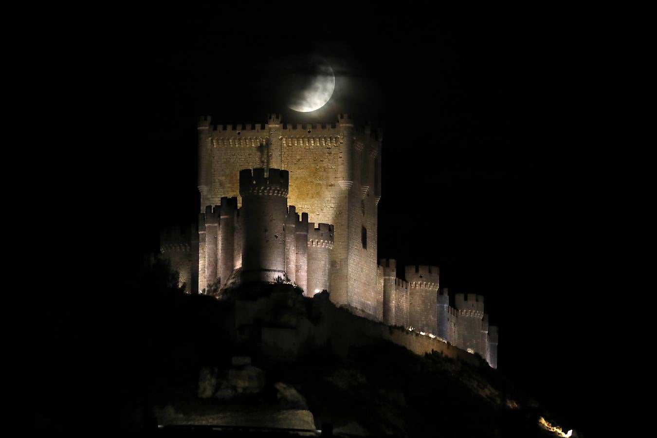 Secuencia de fotos del eclipse de luna que se ha producido la noche del martes, entre las 22:30 y las 22:50 horas. El fenómeno se ha podido ver sobre el Castillo de Peñafiel a intervalos debido a las nubes