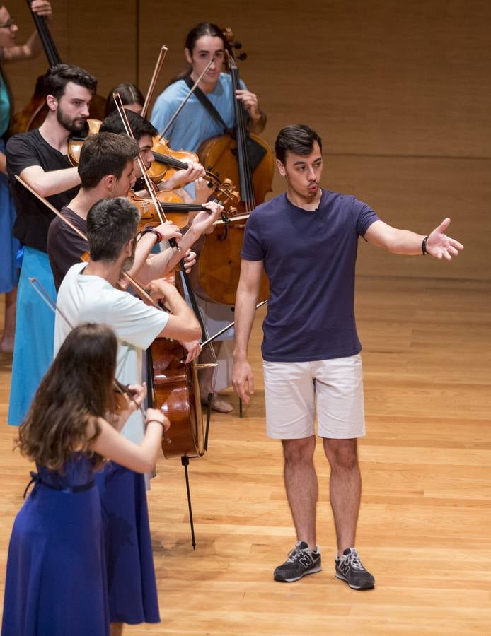 Treinta músicos del Proyecto Ibérico Orquestal ensayan en el Auditorio Miguel Delibes ante un centenar de jóvenes de la Fundación Personas