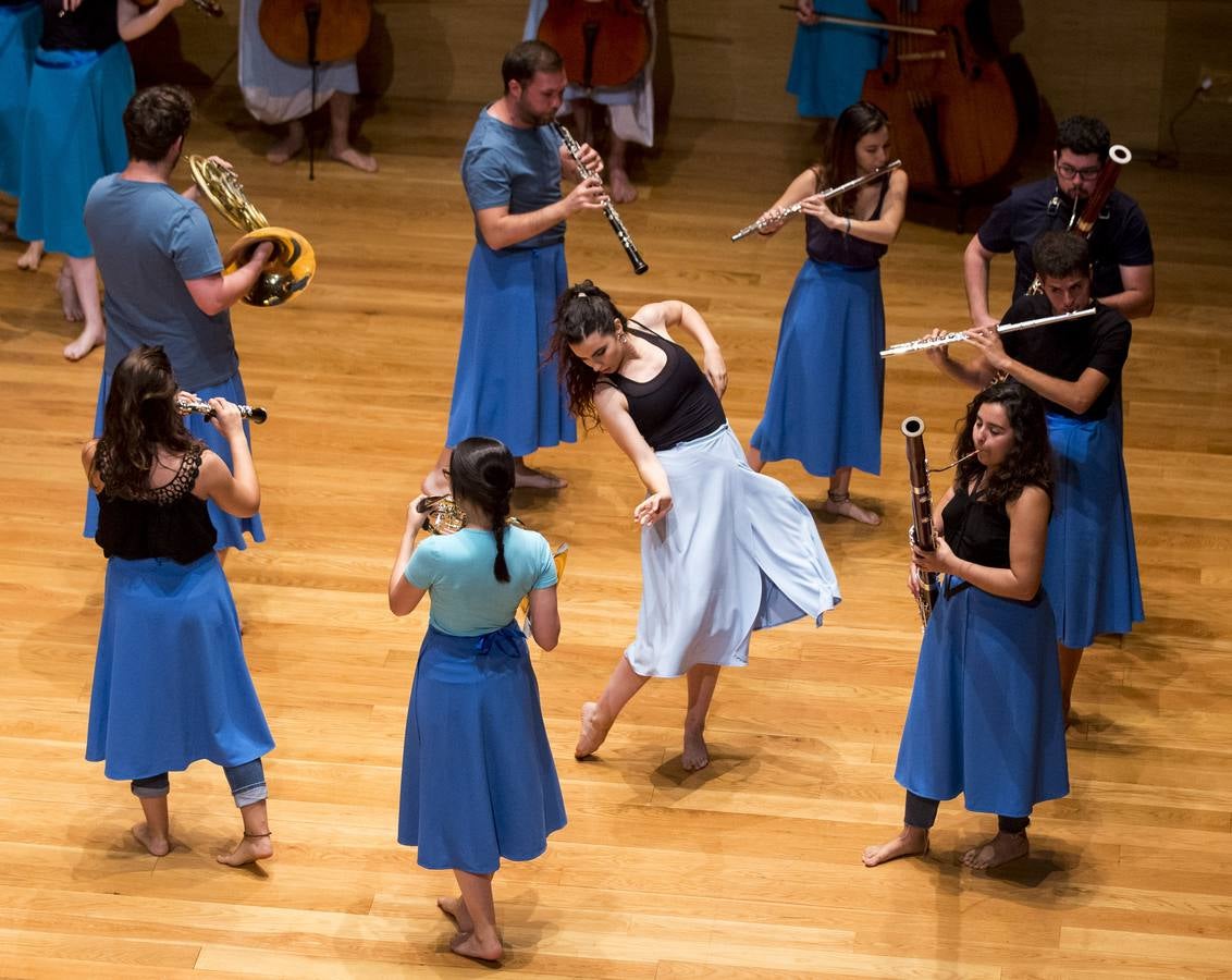 Treinta músicos del Proyecto Ibérico Orquestal ensayan en el Auditorio Miguel Delibes ante un centenar de jóvenes de la Fundación Personas
