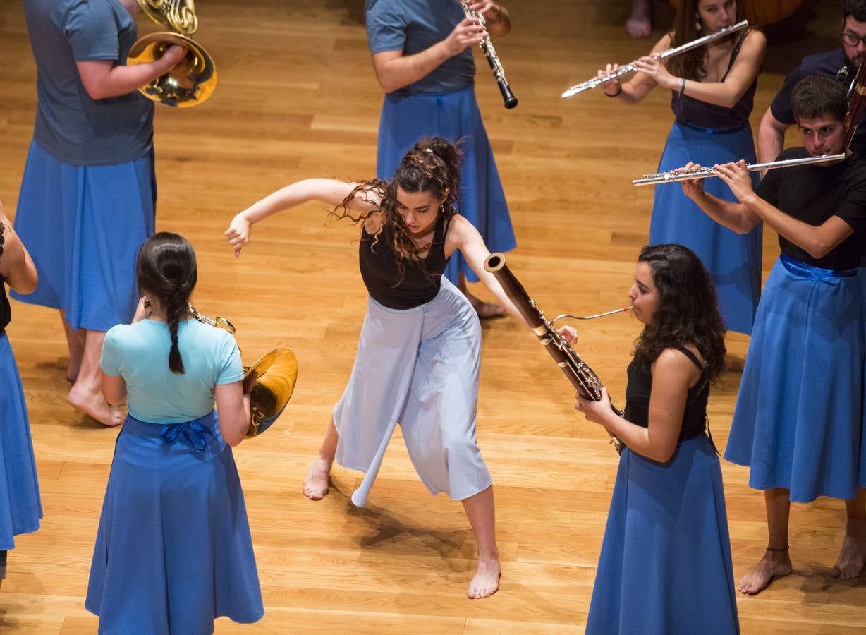 Treinta músicos del Proyecto Ibérico Orquestal ensayan en el Auditorio Miguel Delibes ante un centenar de jóvenes de la Fundación Personas