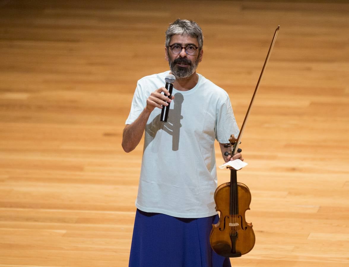 Treinta músicos del Proyecto Ibérico Orquestal ensayan en el Auditorio Miguel Delibes ante un centenar de jóvenes de la Fundación Personas