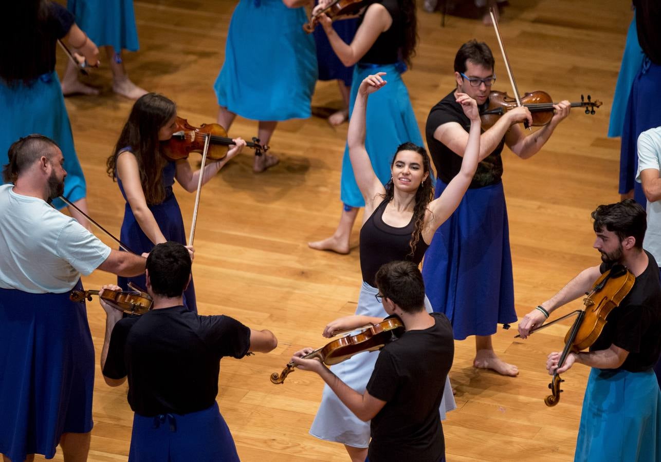 Treinta músicos del Proyecto Ibérico Orquestal ensayan en el Auditorio Miguel Delibes ante un centenar de jóvenes de la Fundación Personas