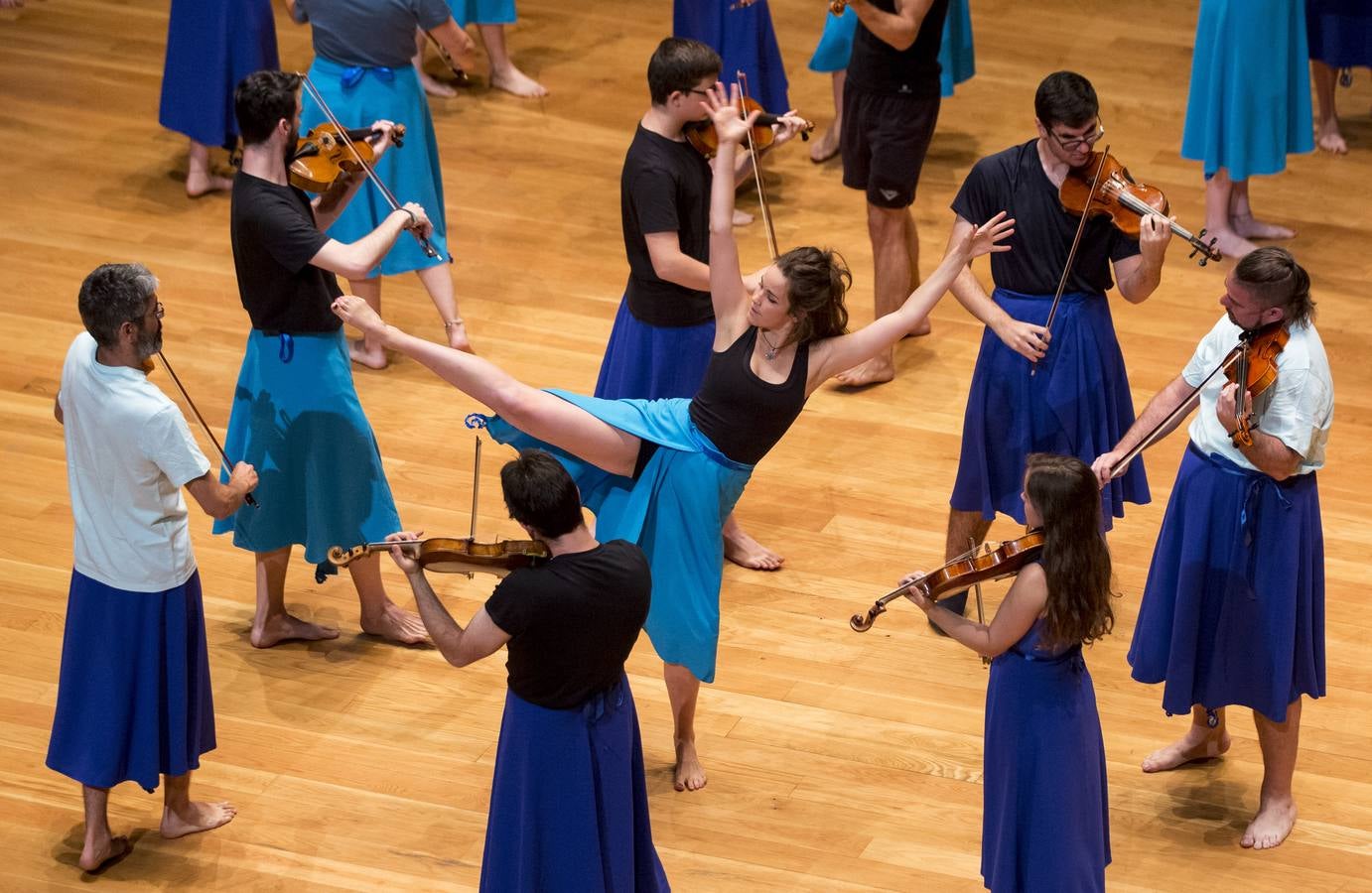 Treinta músicos del Proyecto Ibérico Orquestal ensayan en el Auditorio Miguel Delibes ante un centenar de jóvenes de la Fundación Personas