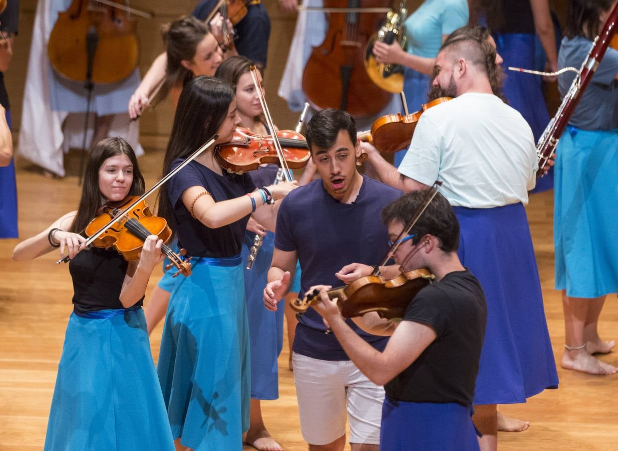 Treinta músicos del Proyecto Ibérico Orquestal ensayan en el Auditorio Miguel Delibes ante un centenar de jóvenes de la Fundación Personas