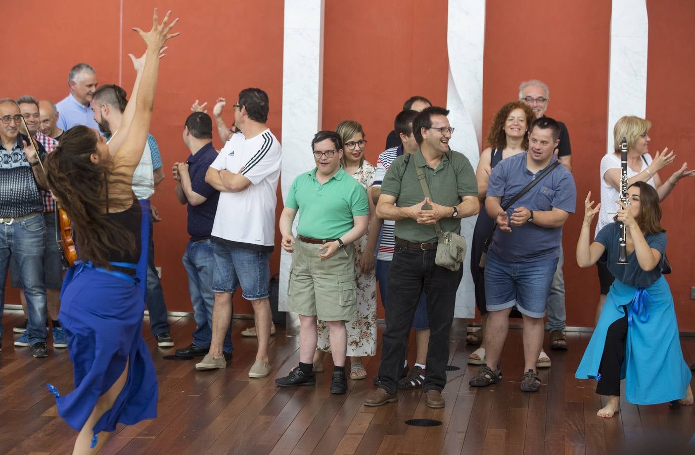 Treinta músicos del Proyecto Ibérico Orquestal ensayan en el Auditorio Miguel Delibes ante un centenar de jóvenes de la Fundación Personas