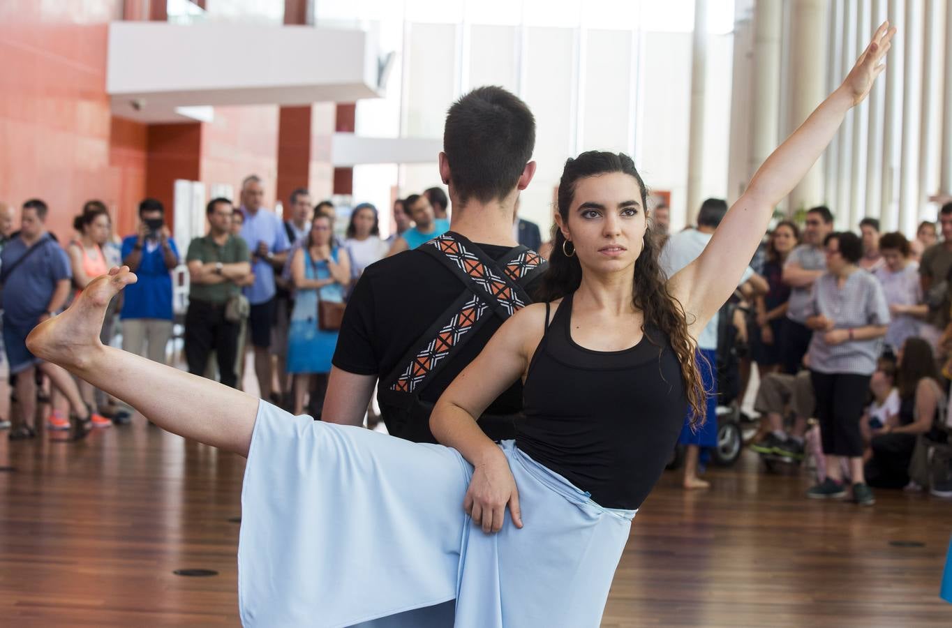 Treinta músicos del Proyecto Ibérico Orquestal ensayan en el Auditorio Miguel Delibes ante un centenar de jóvenes de la Fundación Personas