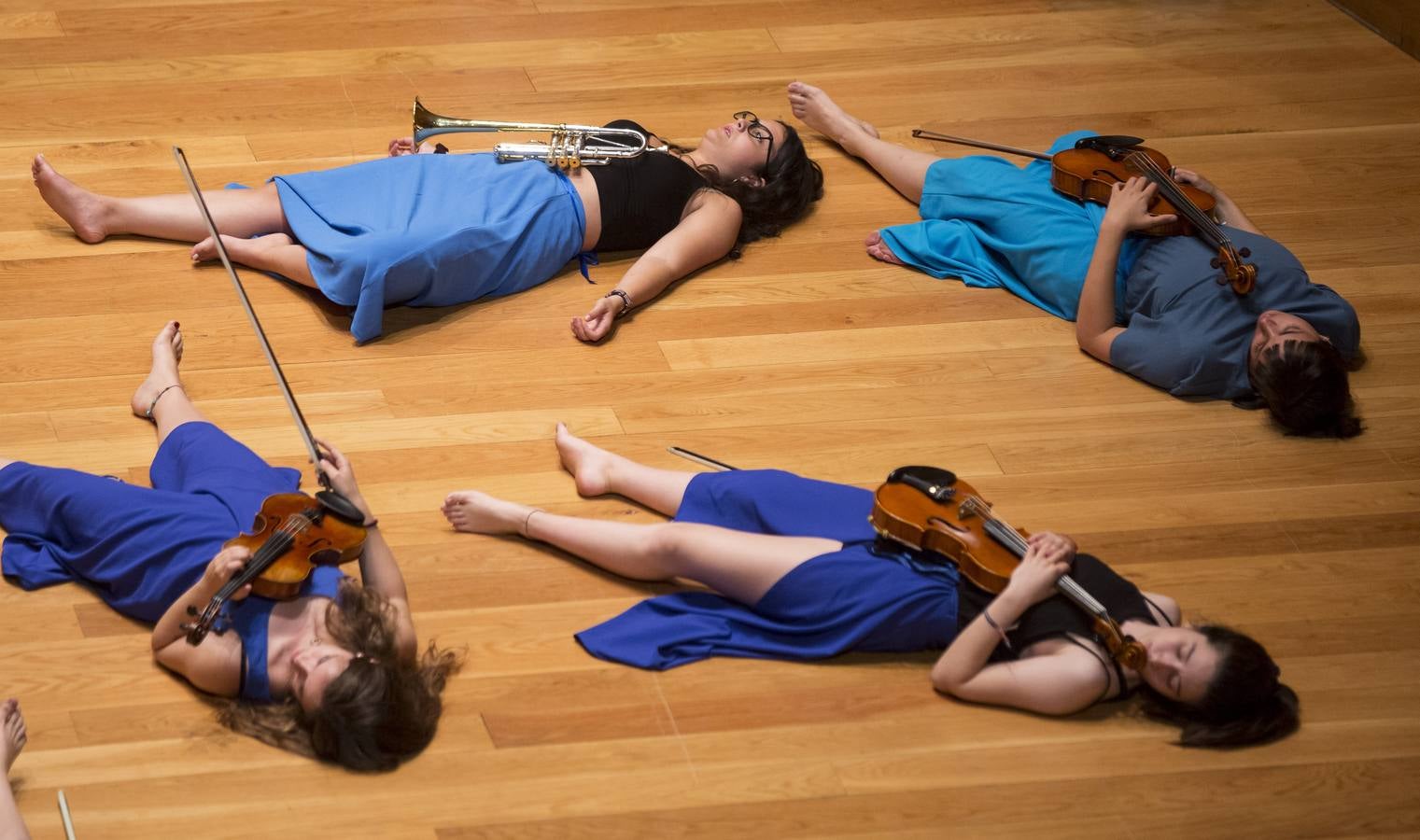 Treinta músicos del Proyecto Ibérico Orquestal ensayan en el Auditorio Miguel Delibes ante un centenar de jóvenes de la Fundación Personas