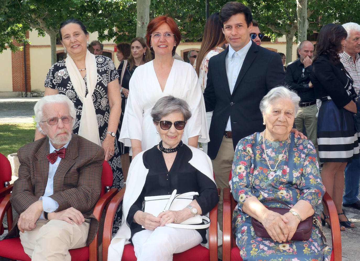 Familiares de Francisco Igea. Sentados: Milos Gonález y Concha Arisqueta, Madre Rosario Arisqueta. Detrás: Mariángeles Igea, Magdalena González y su hijo Paco Igea