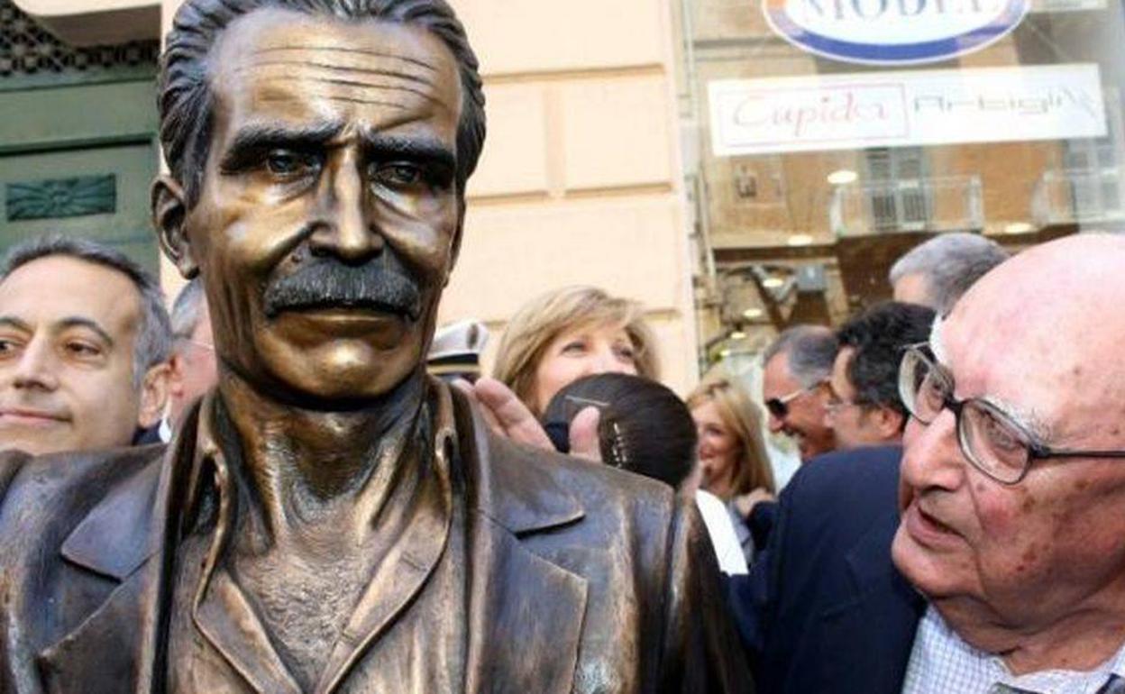 Camilleri, junto a la estatua de Montalbano en Porto Empedocle.