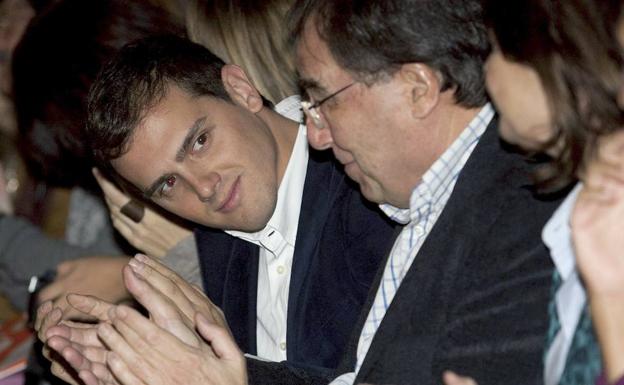 Albert Rivera (i) mira a Francesc de Carreras. 