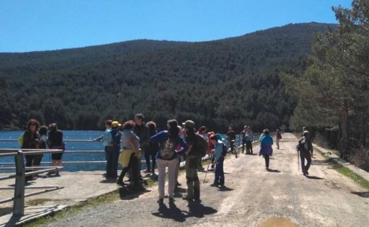 Excursionistas en la garganta del río Moros. 