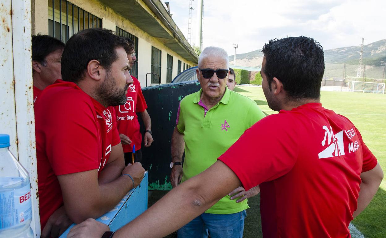 El presidente Pablo Alejandro conversa con los integrantes del cuerpo técnico.
