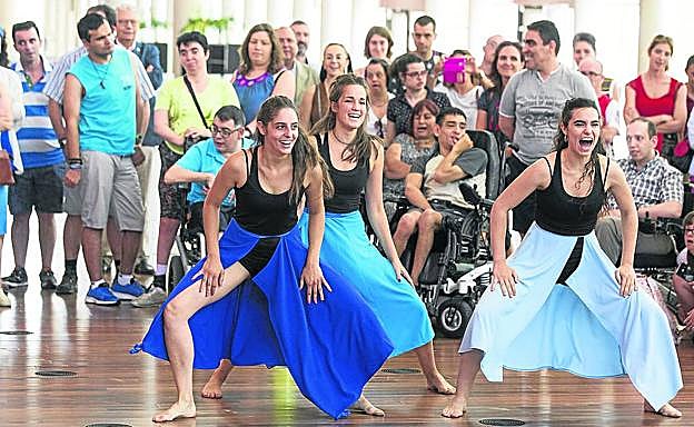 Tres bailarinas durante una actuación en el vestíbulo del Auditorio Miguel Delibes. 