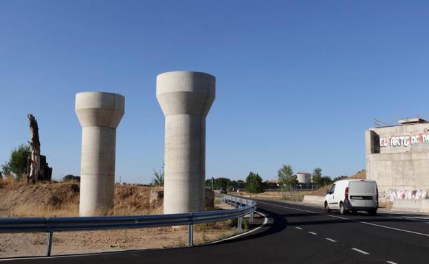 Pilares sin completar del viaducto de Los Tramposos. 