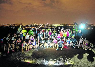 Imagen secundaria 1 - Magia nocturna . Participantes en la 'full moon running' celebrado el martes en la Casa de Campo de Madrid. 