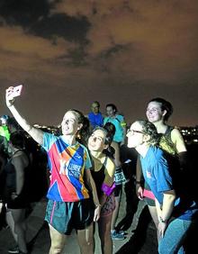 Imagen secundaria 2 - Magia nocturna . Participantes en la 'full moon running' celebrado el martes en la Casa de Campo de Madrid. 
