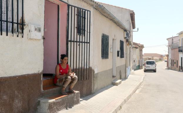 Blasbu Daniela, frente a la puerta de su casa en Nava del Rey. 