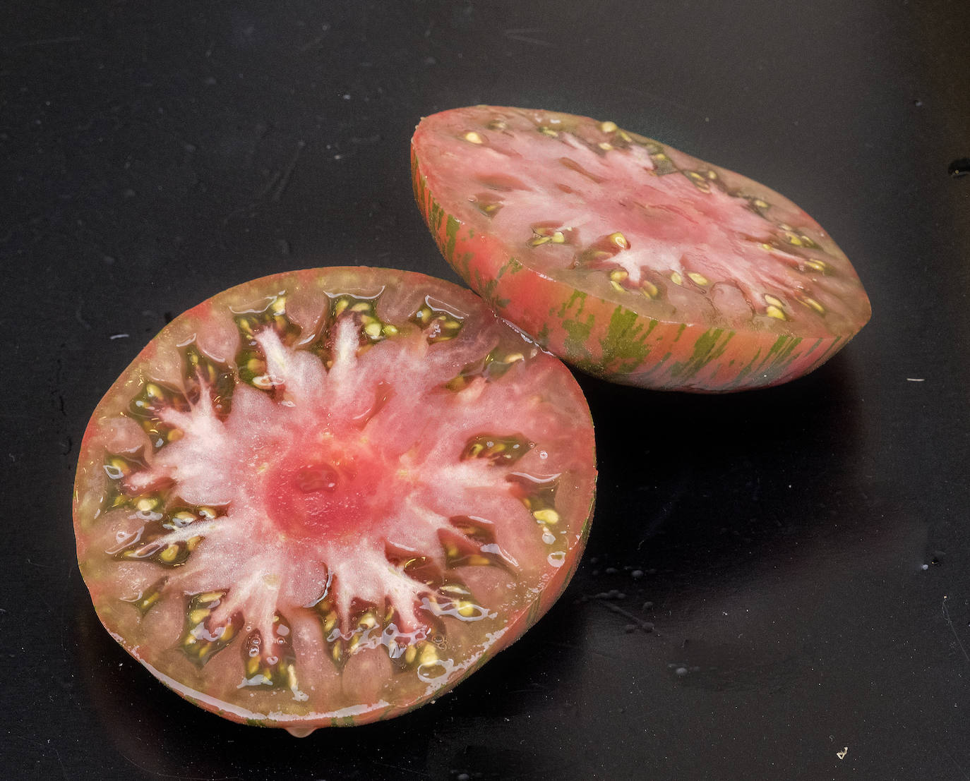 Tomate cortado a la mitad. 