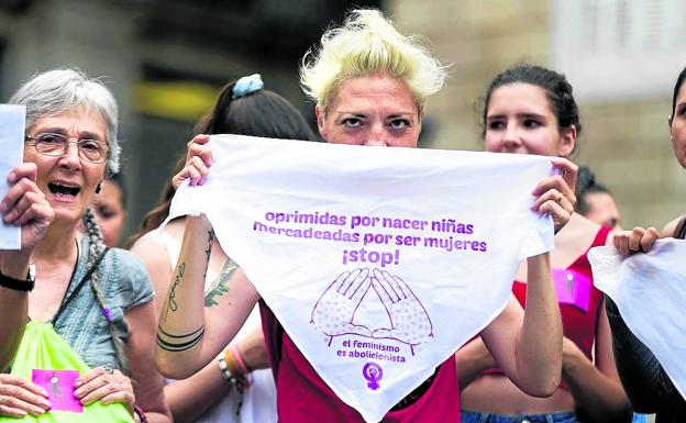 Grito de angustia. Concentración en repulsa de las agresiones sexuales que sufren las mujeres.