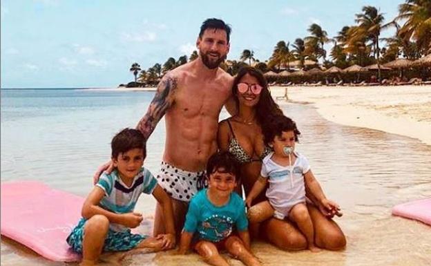 Messi posa con su familia en una playa del Caribe.