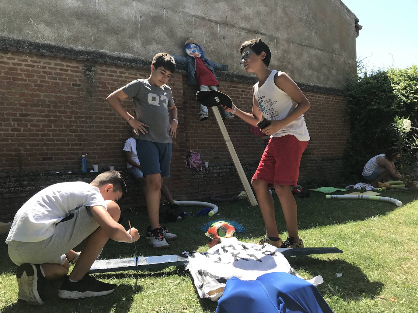 Imágenes de los habitantes del pueblo mientras crean su espantapájaros.