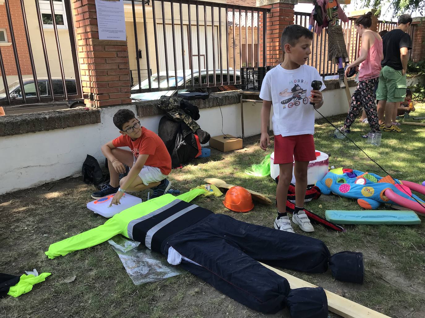 Más de 120 personas se dan cita en el albergue municipal de Serrada para dar vida a medio centenar de espántajaros que mantengan viva una de las principales leyendas de la localidad.