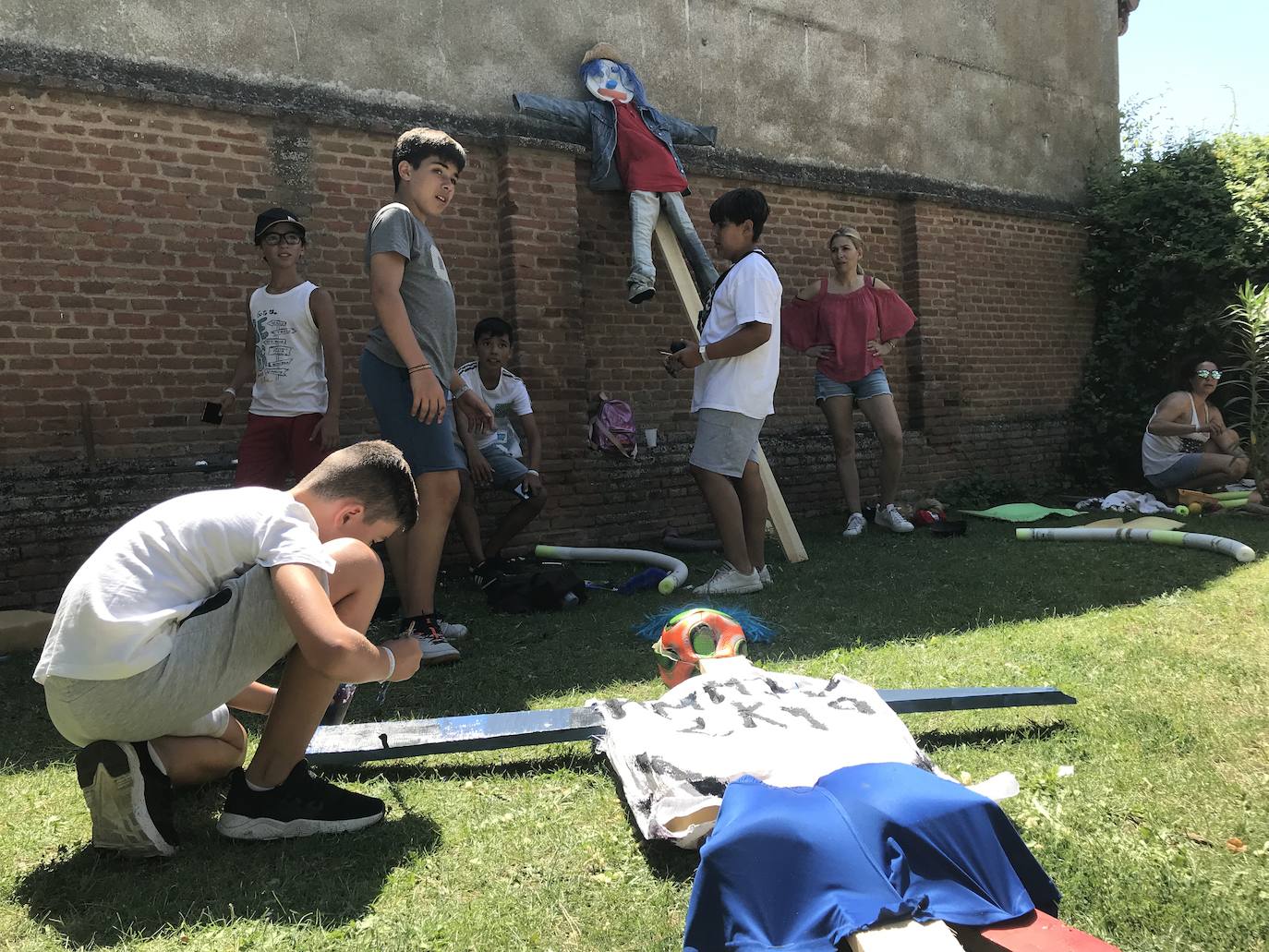 Más de 120 personas se dan cita en el albergue municipal de Serrada para dar vida a medio centenar de espántajaros que mantengan viva una de las principales leyendas de la localidad.