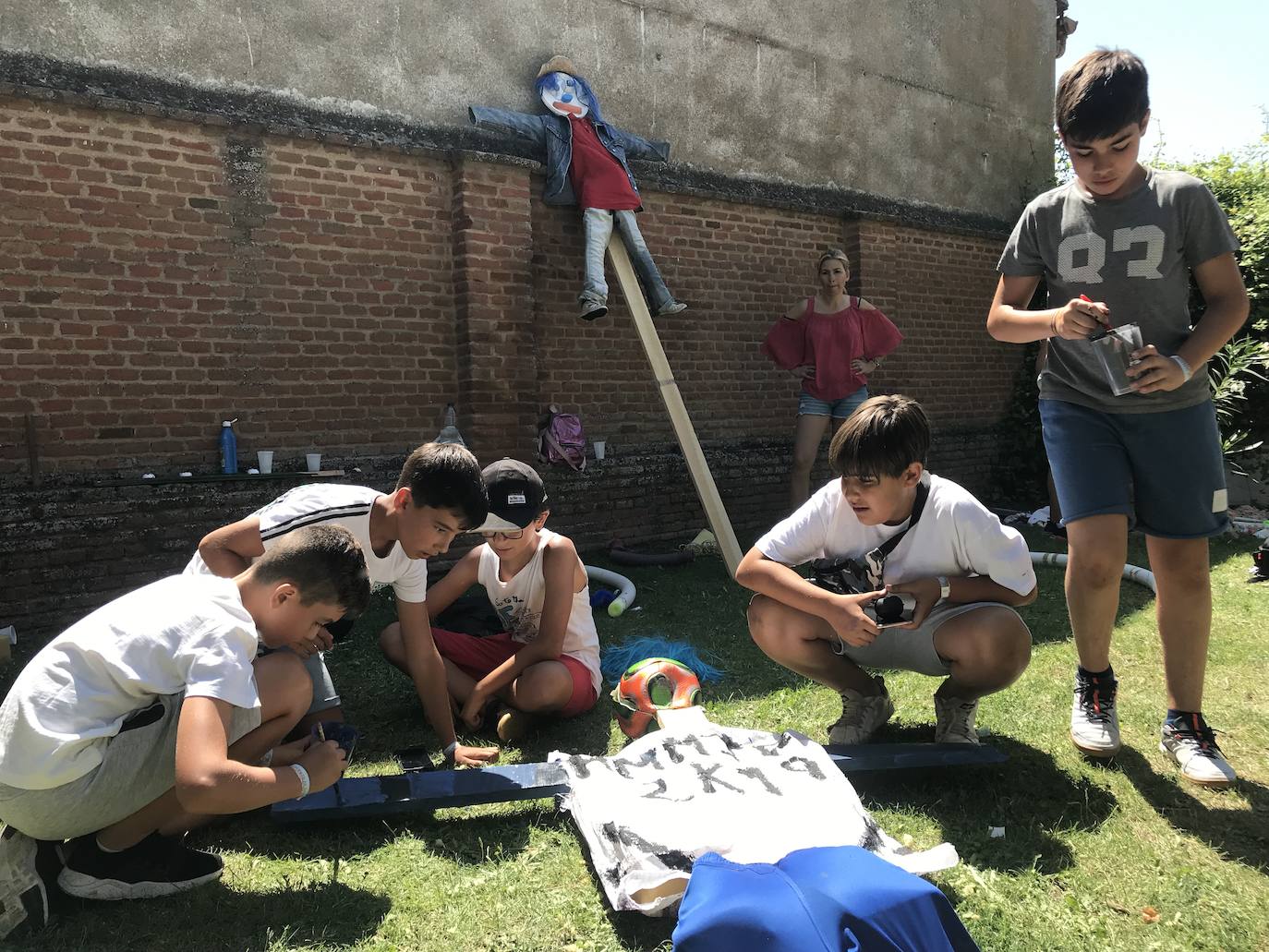 Más de 120 personas se dan cita en el albergue municipal de Serrada para dar vida a medio centenar de espántajaros que mantengan viva una de las principales leyendas de la localidad.