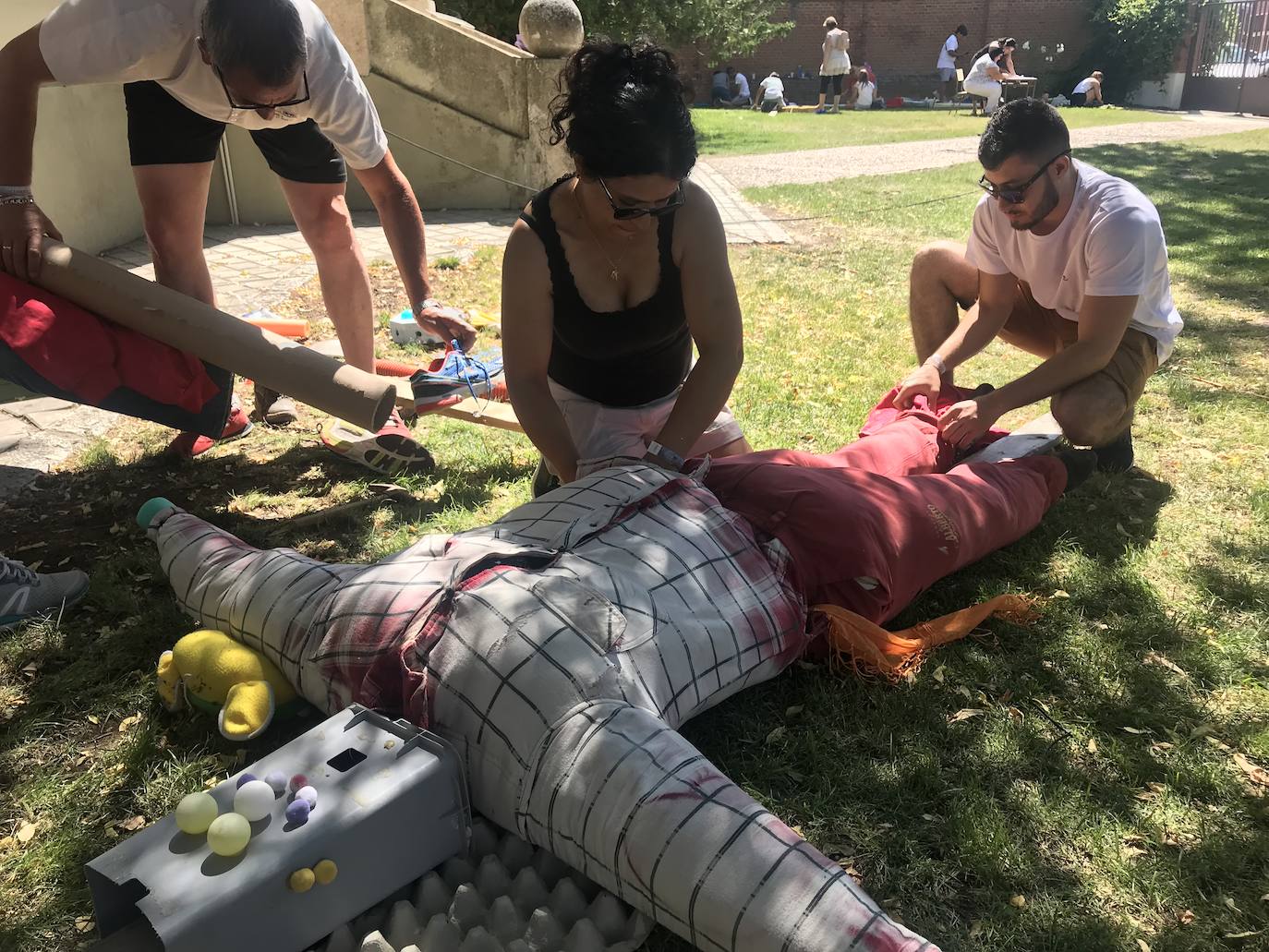 Más de 120 personas se dan cita en el albergue municipal de Serrada para dar vida a medio centenar de espántajaros que mantengan viva una de las principales leyendas de la localidad.